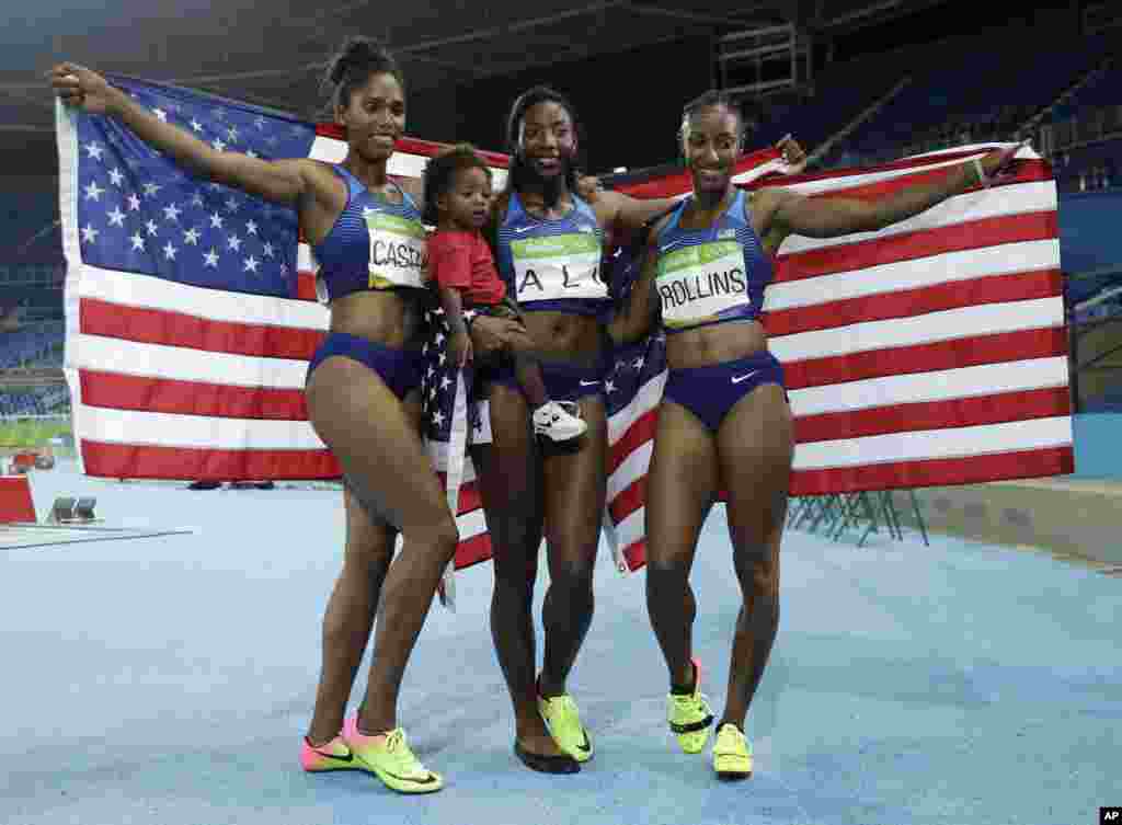 កីឡាការនីមេដាយមាសនាង Brianna Rollins មេដាយប្រាក់នាង Nia Ali និងមេដាយសំរិទ្ធនាង Kristi Castlin ដែលពួកគេទាំងអស់គ្នាមកពីសហរដ្ឋអាមេរិក ធ្វើការអបអរសាទរជាមួយនឹងទង់ជាតិរបស់ប្រទេសខ្លួន។ 