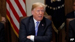 Presiden Donald Trump berbicara di hadapan anggota kabinet di Ruang Kabinet, Gedung Putih, Washington, 18 Juli 2018. 
