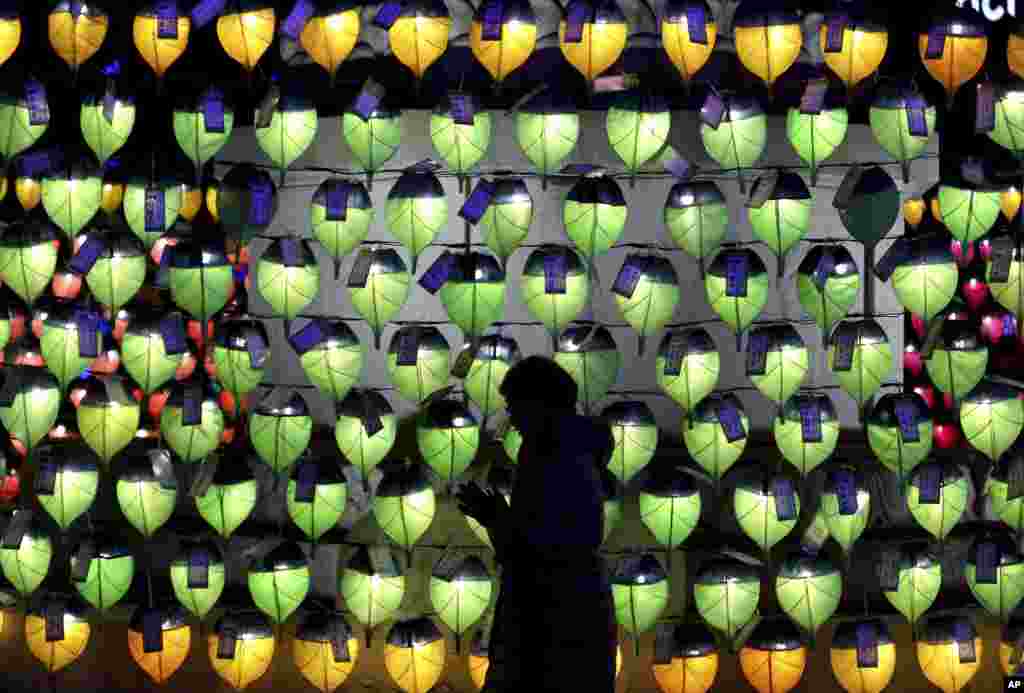 Seorang perempuan berdoa di depan lentera-lentera perayaan Tahun Baru di kuil Jogyesa Buddhis di Seoul, Korea Selatan, 31 Desember 2017.