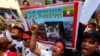 Para pengunjuk rasa saat melakukan demonstrasi untuk memperingati dua tahun kudeta militer Myanmar 2021, di luar Kedutaan Besar Myanmar di Bangkok, Thailand, 1 Februari 2023. (Foto: REUTERS/Athit Perawongmetha)