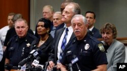 Kepala Kepolisian Virginia Beach berbicara dalam konferensi pers mengenai penembakan di gedung pemerintahan kotamadya di Virginia Beach, 1 Juni 2019. 