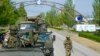 Pasukan Rusia melakukan konvoi militer di jalanan menuju area Pembangkit Listrik Tenaga Nuklir (PLTN) Zaporizhzhia di Enerhodar, Ukraina, pada 1 Mei 2022. (Foto: AP)