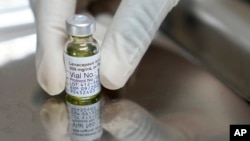 Farmaceut drži bočicu lenakapavira, novog injekcionog lijeka za prevenciju HIV-a, u zdravstvenom istraživačkom centru u Kejptaunu, Južna Afrika, utorak, 23. jula 2024. (AP Photo/Nardus Engelbrecht, File)