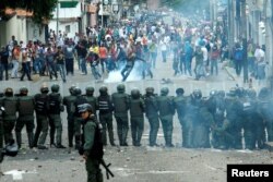 Demonstrators clash with members of Venezuelan National Guard during a rally demanding a referendum to remove Venezuela's President Nicolas Maduro in San Cristobal, Oct. 26, 2016.