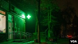 Electricity goes off and on after months of Russian attacks on infrastructure in Kyiv on Jan. 17, 2023. (Yan Boechat/VOA)