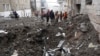 Radnici hitne pomoći i opštine raščistili su ruševine stambene zgrade koja je pogođena ruskom raketom, u centru grada Harkova, 5. februar, 2023. (Foto: AP/Andrii Marienko)