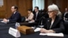 웬디 셔먼 미 국무부 부장관(오른쪽)과 라이 라트너 국방부 인도태평양 안보 담당 차관보가 9일 상원 외교위원회가 개최한 미국의 대중 정책 점검 청문회에 출석했다.
