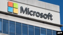 Le géant informatique américain Microsoft, invoquant la conjoncture économique et les changements de priorités de ses clients, a annoncé mercredi qu'il allait licencier environ 10.000 employés d'ici fin mars.
