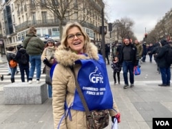 Virginia believes the government's pension plan will penalize less-affluent workers who have worked all their lives. Place de la Republique, Paris, Jan. 19, 2023. (Lisa Bryant/VOA)