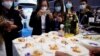 Para pengunjung mengabadikan foto lobster Austrial saat pameran internasional di Shanghai, China, 6 November 2020. (Foto: Aly Song/Reuters)