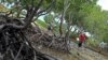 Des pêcheurs revenant d'une expédition de pêche près d'une mangrove à Gazi près de la ville côtière de Mombasa au Kenya le 19 mai 2007. (Photo AFP TONY KARUMBA)
