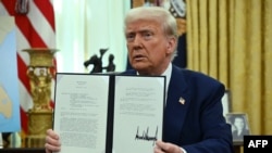 အမေရိကန်သမ္မတ Donald Trump က သွင်းကုန်ခွန်ကောက်ခံရေးအမိန်ကိုလက်မှတ်ထိုးပြီး ပြသနေစဥ်။ (ဖေဖော်ဝါရီ ၁၃၊ ၂၀၂၅)