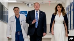 Le président Donald Trump, la Première dame Melania Trump, et le docteur Igor Nichiporenko, lors d'une visite au centre médical Broward Health North à Pompano Beach, en Floride, le 16 février 2018.