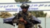 Pejuang pasukan khusus Taliban berjaga di luar Bandara Internasional Hamid Karzai setelah penarikan militer AS, di Kabul, Afghanistan, Selasa, 31 Agustus 2021. (Foto: AP)