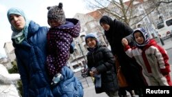 Des migrants arrivent dans un centre de refugiés à Berlin, Allemagne, 26 février 2016.