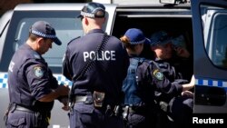 Polisi Australia dalam sebuah penggerebekan kontra-terorisme di Sydney. (Reuters/David Gray)