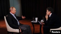 Російський президент Владімір Путін з німецьким журналістом Губертом Зайпелем під час інтерв’ю для телеканалу ARD 13 листопада 2014 року.