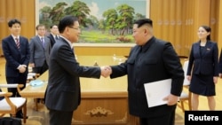 김정은 북한 국무위원장(오른쪽)이 지난달 5일 한국 정부 특사로 방북한 정의용 청와대 국가안보실장과 악수하고 있다.