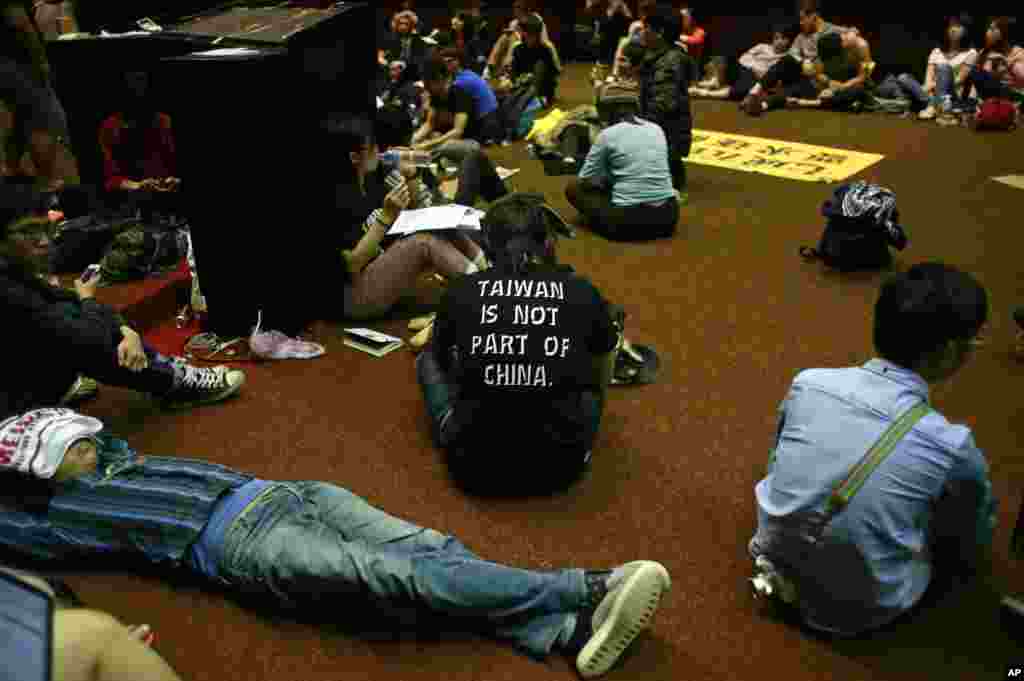 Students protesting against a China Taiwan trade pact occupy the legislative floor, in Taipei, Taiwan, March 20, 2014.