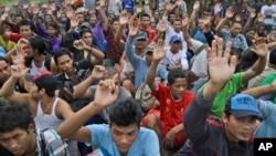 Para budak nelayan asal Burma mengangkat tangan ketika ditanya siapa yang ingin kembali ke negaranya, di Benjina, Kepulauan Aru. (Foto: Dok)