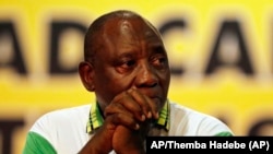 Le nouveau président de l'ANC Cyril Ramaphosa alors qu'il apprend le résultat du vote à Johannesburg, le 18 décembre 2017.