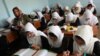 Pada bulan pertama tahun ajaran, siswi kelas 12 mengangkat tangan untuk menjawab pertanyaan yang diajukan oleh seorang guru di SMA Bibi Sarwary di daerah Khairkhana, Kabul. (Foto: Courtesy/UNAMA)