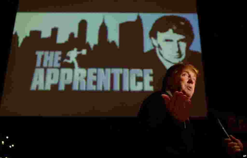 Donald Trump, yang mencari kontestan untuk acara televisi "The Apprentice", diwawancara di Universal Studios Hollywood, 9 Juli 2004. (AP/Ric Francis)