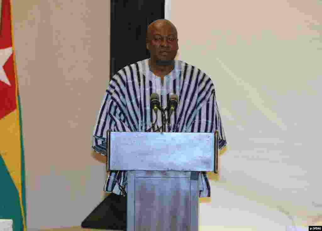 John Dramani Mahama, president du Ghana et président en exercice de la CEDEAO, prononce un discours lors du Sommet extraordinaire sur la maladie à virus Ebola et la situation au Burkina Faso, jeudi 06 novembre 2014, à Accra (Ghana).