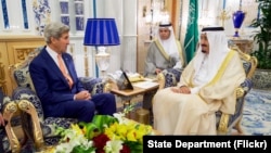 Le roi Salmane d'Arabie saoudite, à droite, discute avec le Secrétaire d'Etat américain John Kerry à la Cour royale à Jeddah, en Arabie saoudite, 25 août 2016.