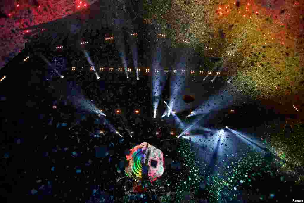 ក្រុមចម្រៀង Coldplay ធ្វើការសម្តែងនៅលើឆាក Pyramid នៅឯ Worthy Farm ក្នុងក្រុង Somerset អំឡុងពេលពិធីបុណ្យ Glastonbury Festival នៅប្រទេសអង់គ្លេស កាលពីថ្ងៃទី០៦ ខែមិថុនា ឆ្នាំ២០១៦។
