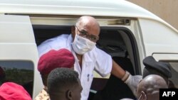 Pirezdaantii Sudaan duraanii, Al Bashiir yeroo mana murtiitti dhihaachuf konkolaataa irraa bu'an 