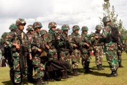 Pasukan TNI bersiap menaiki helikopter menuju ke distrik Nduga, di Wamena, Provinsi Papua, 5 Desember 2018. (Foto: Iwan Adisaputra/Antara via Reuters)