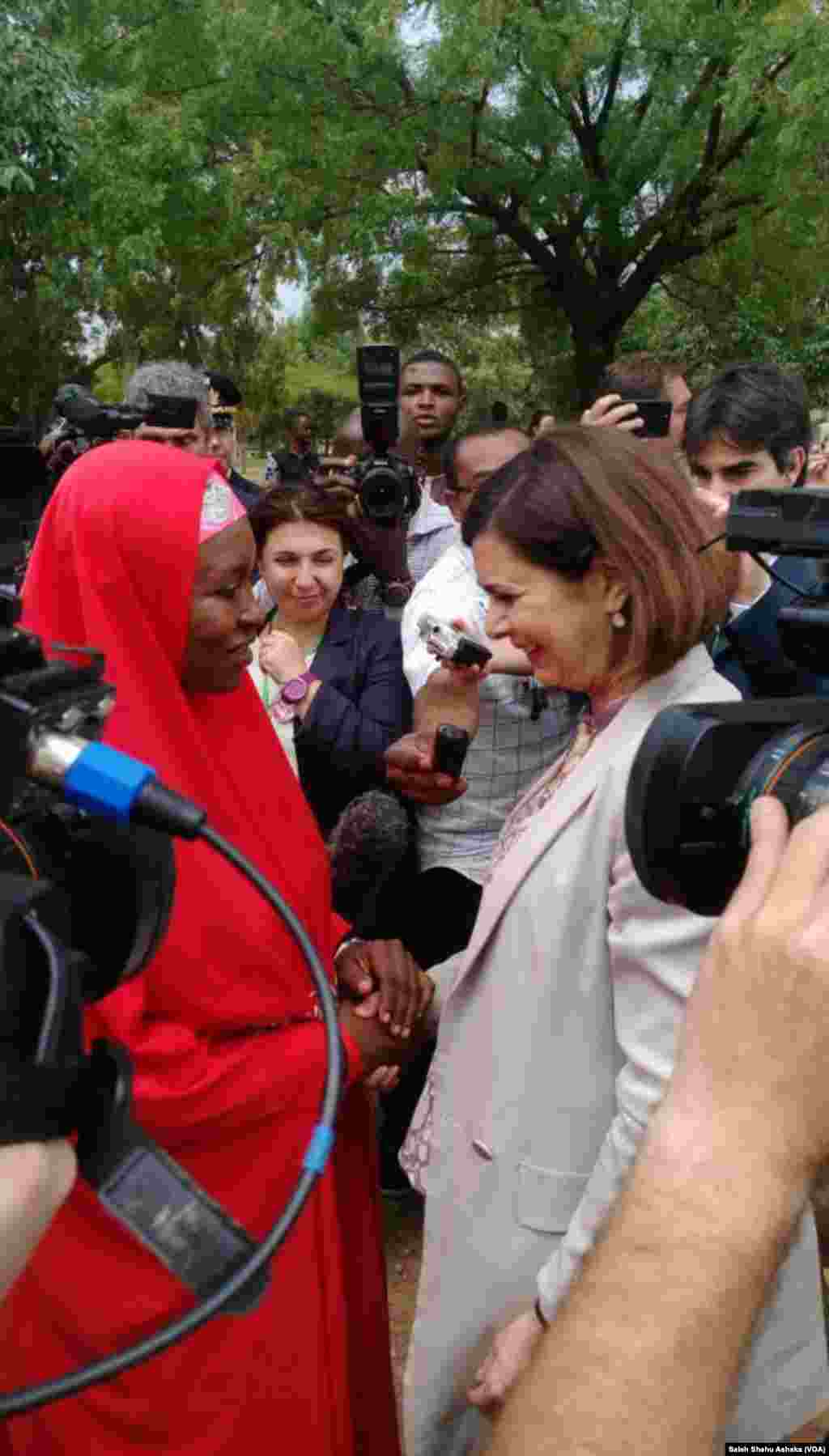 'Yar majalisar kasar Italiya Laura Boldini ta ziyarci 'Yan Kungiyar BBOG A Dandalin Unity Fountain Inda akayi bikin Murnar sako'Yan Matan Chibok.