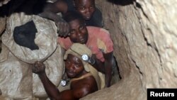 Des mineurs congolais à Kambove, le 17 avril 2007. (REUTERS/Joe Bavier)