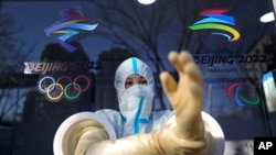 Seorang petugas kesehatan bersiap melakukan tes COVID-19 di area Olimpiade Musim Dingin Beijing, pada 1 Februari 2022. (Foto: AP/David J. Phillip) 
