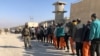 Tampak para anggota ISIS yang menyerah berada dalam kendali Pasukan Demokratik Suriah (SDF) di penjara Hasakah pada 26 Januari 2022. (Foto: VOA)