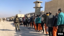 Tampak para anggota ISIS yang menyerah berada dalam kendali Pasukan Demokratik Suriah (SDF) di penjara Hasakah pada 26 Januari 2022. (Foto: VOA)