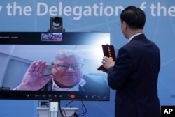 Menteri Luar Negeri Taiwan Joseph Wu (kanan), menyerahkan Medali Diplomatik Khusus kepada Senator Jerman Reinhard Butikofer, anggota Inter-Parliamentary Alliance on China, melalui video online di Kementerian Luar Negeri di Taipei, Taiwan, Kamis, 3 November, 2022. (AP/Chiang Ying-ying)