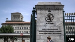 Pintu gerbang markas besar Organisasi Perdagangan Dunia (WTO) di Jenewa, 12 April 2022. 