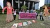 Sejumlah aktivis menggelar demo antikorupsi di luar kantor Komisi Pemberantasan Korupsi (KPK) di Jakarta, 9 November 2021. (Foto: Adek Berry/AFP)