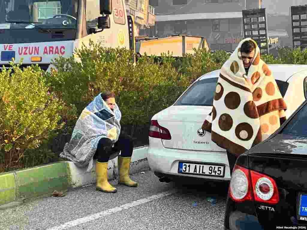 Hataylılar depremden bu yana geceleri evlerinin dışında geçirdiler. Çoğu evlerinin önünde ateş yakıyor ve arabalarında yatıyor. 