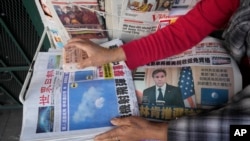 Le quotidien en langue chinoise Chinese Daily News montre à la une une photo du ballon venu de Chine qui avait survolé le territoire américain, à Los Angeles, le 5 février 2023. 
