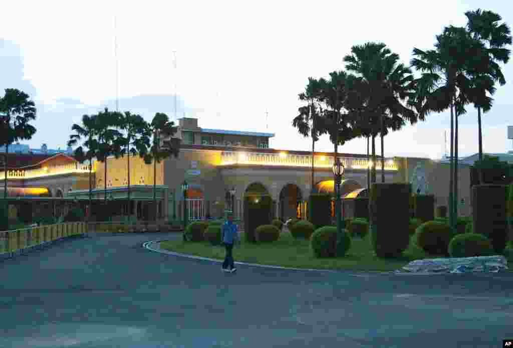 Emboldened by the removal of Thailand&#39;s prime minister, anti-government protesters withdrew from Bangkok&#39;s main park and marched to the vacated prime minister&#39;s office compound seen here, where protest leader Suthep Thaugsuban has pledged to set up office, Bangkok, May 12, 2014.