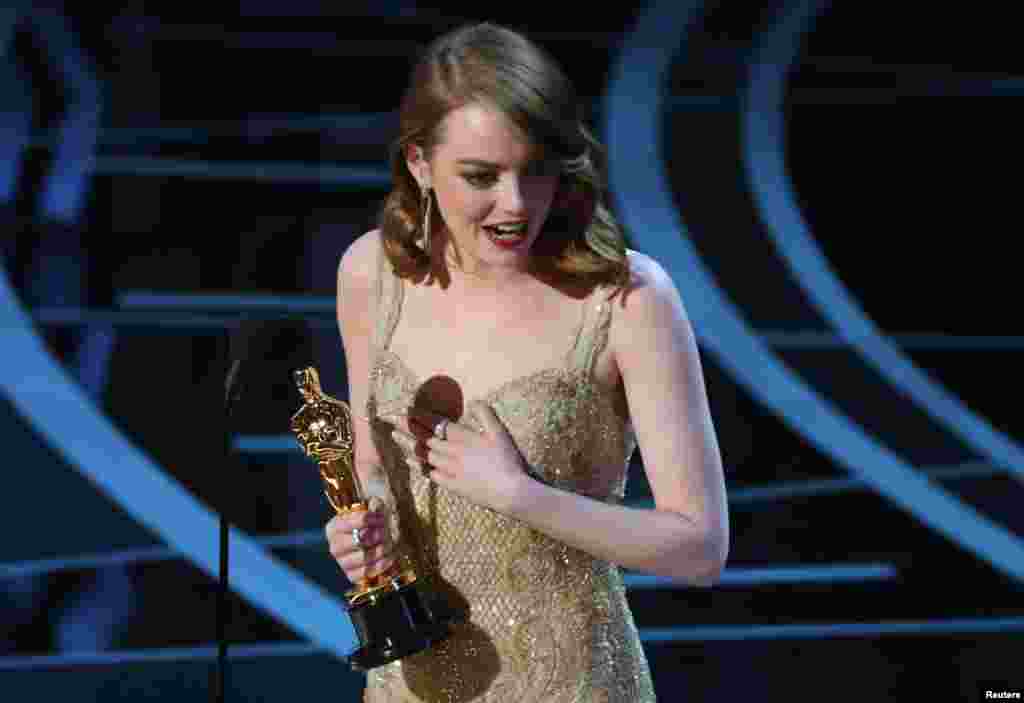 Aktris terbaik Oscar 2017, Emma Stone, menerima penghargaan untuk film musikal "La La Land" (26/2). (Reuters/Lucy Nicholson)