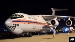 FILE - Foto yang disediakan oleh Kementerian Situasi Darurat Rusia menunjukkan kotak-kotak bantuan dari Rusia tiba lewat pesawat kargo Rusia setelah ledakan dahsyat di pelabuhan di Beirut, Lebanon, 5 Agustus 2020.