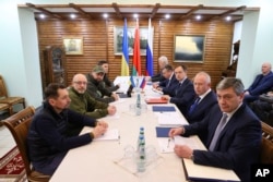 Delegasi dari Rusia dan Ukraina mengadakan pembicaraan dekat perbatasan Polandia-Belarusia, 7 Maret 2022. (Foto: via AP)
