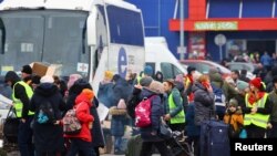 Refugjatët ukrainas arrijnë në qytetin e Przemyslit në Poloni.