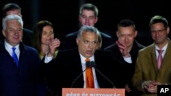 Perdana Menteri Hungaria Viktor Orban (tengah) berbicara kepada para pendukungnya di Budapest, 3 April 2022.