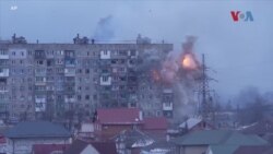 Потресни снимки од Мариупол – руски тенкови гаѓаат во згради