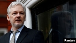 ແຟ້ມພາບ - ຜູ້ກໍ່ຕັ້ງ WikiLeaks ທ່ານຈູລນຽນ ອາສຊານຈ໌ ກ່າວຖະແຫລງຈາກລະບຽງ ຂອງສະຖານທູດ ເອກົວດໍ ໃນນະຄອນຫຼວງລອນດອນ, ເມື່ອວັນທີ 5 ກຸມພາ 2016. 